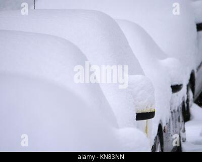 Malvern, Royaume-Uni. Déc 10, 2017. Voitures n'a pas déplacer le dimanche 10 décembre 2017 après les chutes de neige heavey laissés sous plus de 25 cm de neige Crédit : Richard Sheppard/Alamy Live News Banque D'Images