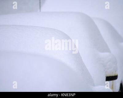 Malvern, Royaume-Uni. Déc 10, 2017. Voitures n'a pas déplacer le dimanche 10 décembre 2017 après les chutes de neige heavey laissés sous plus de 25 cm de neige Crédit : Richard Sheppard/Alamy Live News Banque D'Images