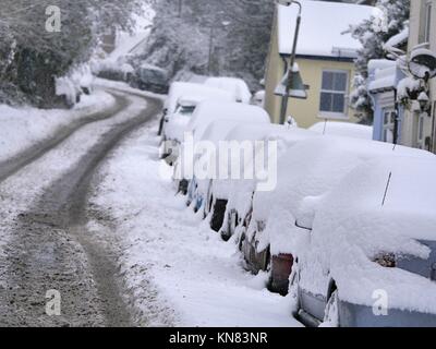 Malvern, Royaume-Uni. Déc 10, 2017. Voitures n'a pas déplacer le dimanche 10 décembre 2017 après les chutes de neige heavey laissés sous plus de 25 cm de neige Crédit : Richard Sheppard/Alamy Live News Banque D'Images