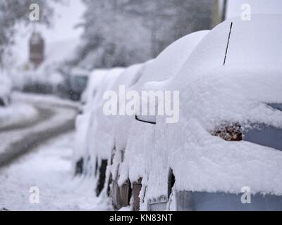 Malvern, Royaume-Uni. Déc 10, 2017. Voitures n'a pas déplacer le dimanche 10 décembre 2017 après les chutes de neige heavey laissés sous plus de 25 cm de neige Crédit : Richard Sheppard/Alamy Live News Banque D'Images