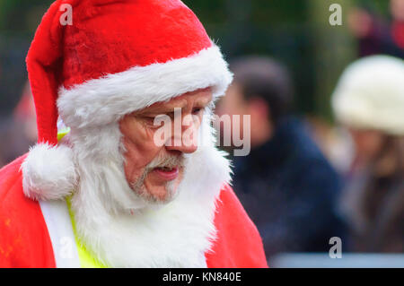 Glasgow, Ecosse, Royaume-Uni. 10 Décembre 2017 : Des milliers de participants habillés en Père Nöel prendre part à l'Assemblée Glasgow Santa Dash à travers le centre-ville en gel froid - dans un 5k fun run de charité festive organisée pour recueillir des fonds pour de bonnes causes. Cette année, l'organisme de bienfaisance désigné est le cancer. Beatson Credit : Skully/Alamy Live News Banque D'Images