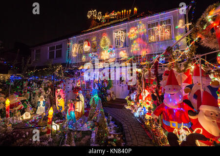 Londres, Royaume-Uni. Déc 10, 2017. Maison de Noël affichage massive des feux dans le sud-est de Londres. Mgr Jonathan Blake et sa famille ont décoré leur maison chaque année depuis 2002 pour aider à recueillir des fonds pour sauver les enfants. Chaque année plus de €2000 est soulevée par de généreux dons des membres du public. Crédit : Guy Josse/Alamy Live News Banque D'Images