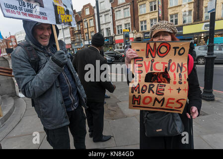 9 décembre, 2017 - Londres, Royaume-Uni. 9e décembre 2017. L'un des voisins de l'usine Ann parle lors de la veillée et de protestation à Lambeth Town Hall en hommage à la Cressingham Gardens et militant de premier résident décédé du cancer en décembre 2016, passe ses derniers mois continue de se battre pour empêcher la démolition de son accueil et de sa communauté par le conseil Crédit : ZUMA Press, Inc./Alamy Live News Banque D'Images