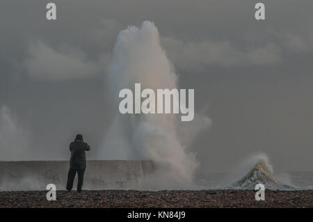 Newlaven, East Sussex, UK..10 décembre 2017..vent froid fait monter les vagues sur la côte sud. Banque D'Images