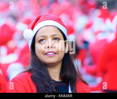 Glasgow, Ecosse, Royaume-Uni. 10 Décembre 2017 : Des milliers de participants habillés en Père Nöel prendre part à l'Assemblée Glasgow Santa Dash à travers le centre-ville en gel froid - dans un 5k fun run de charité festive organisée pour recueillir des fonds pour de bonnes causes. Cette année, l'organisme de bienfaisance désigné est le cancer. Beatson Credit : Skully/Alamy Live News Banque D'Images