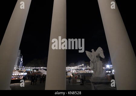 Le 10 décembre 2017. Vienne, Autriche. De mi-novembre à la fin de décembre, de nombreux grands et petits marchés de Noël à Vienne avec le poinçon de lure, les biscuits sucrés, les arts et l'artisanat et de kitsch. Presque chaque quartier viennois a l'un ou l'autre marché de Noël, qui vous invite à flâner et s'attarder. Photo affiche Marché de Noël de Karlsplatz à Vienne. Credit : Franz Perc / Alamy Live News Banque D'Images