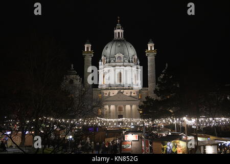 Le 10 décembre 2017. Vienne, Autriche. De mi-novembre à la fin de décembre, de nombreux grands et petits marchés de Noël à Vienne avec le poinçon de lure, les biscuits sucrés, les arts et l'artisanat et de kitsch. Presque chaque quartier viennois a l'un ou l'autre marché de Noël, qui vous invite à flâner et s'attarder. Photo affiche Marché de Noël de Karlsplatz à Vienne. Credit : Franz Perc / Alamy Live News Banque D'Images