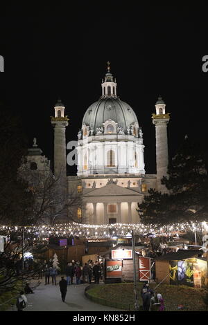 Le 10 décembre 2017. Vienne, Autriche. De mi-novembre à la fin de décembre, de nombreux grands et petits marchés de Noël à Vienne avec le poinçon de lure, les biscuits sucrés, les arts et l'artisanat et de kitsch. Presque chaque quartier viennois a l'un ou l'autre marché de Noël, qui vous invite à flâner et s'attarder. Photo affiche Marché de Noël de Karlsplatz à Vienne. Credit : Franz Perc / Alamy Live News Banque D'Images