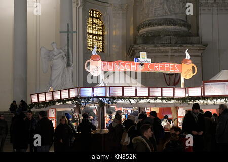 Le 10 décembre 2017. Vienne, Autriche. De mi-novembre à la fin de décembre, de nombreux grands et petits marchés de Noël à Vienne avec le poinçon de lure, les biscuits sucrés, les arts et l'artisanat et de kitsch. Presque chaque quartier viennois a l'un ou l'autre marché de Noël, qui vous invite à flâner et s'attarder. Photo affiche Marché de Noël de Karlsplatz à Vienne. Credit : Franz Perc / Alamy Live News Banque D'Images