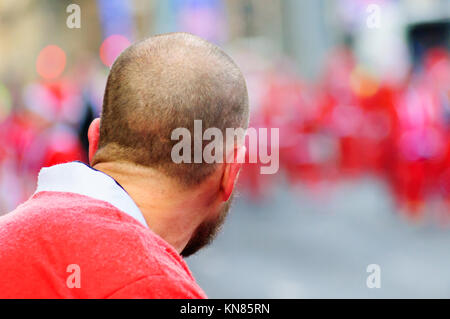 Glasgow, Ecosse, Royaume-Uni. 10 Décembre 2017 : Des milliers de participants habillés en Père Nöel prendre part à l'Assemblée Glasgow Santa Dash à travers le centre-ville en gel froid - dans un 5k fun run de charité festive organisée pour recueillir des fonds pour de bonnes causes. Cette année, l'organisme de bienfaisance désigné est le cancer. Beatson Credit : Skully/Alamy Live News Banque D'Images