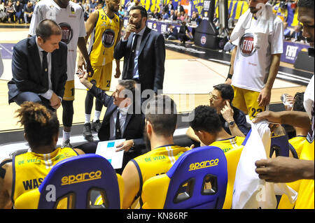 Turin, Italie. Déc 10, 2017. Au cours de la SERIE A PANIER CAMPIONATO 2017/18 match de basket-ball entre FIAT AUXILIUM TORINO VS OLIMPIA MILANO au PalaRuffini le 10 décembre 2017 à Turin, Italie. Crédit : FABIO ANNEMASSE/Alamy Live News Banque D'Images