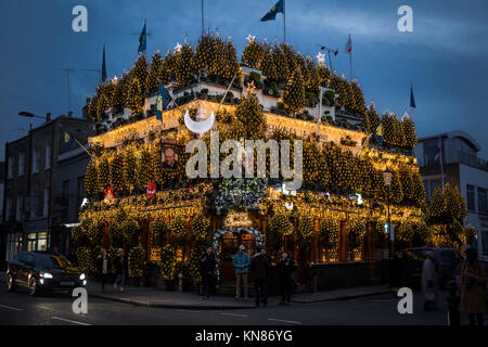 Londres, Royaume-Uni. 9Th Mar, 2017. Les arbres de Noël et les lumières de fête éblouir l'extérieur de la Churchill Arms pub dans Holland Park. Crédit : Guy Josse/Alamy Live News Banque D'Images