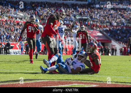 Tampa, Floride, USA. Déc 10, 2017. Detroit Lions wide receiver Golden Tate (15) reçoit le ballon sur Tampa Bay Buccaneers Ryan Smith évoluait (29) pour un touché au cours du premier trimestre le dimanche 10 décembre 2017 chez Raymond James Stadium de Tampa, Floride. Credit : Travis Pendergrass/ZUMA/Alamy Fil Live News Banque D'Images