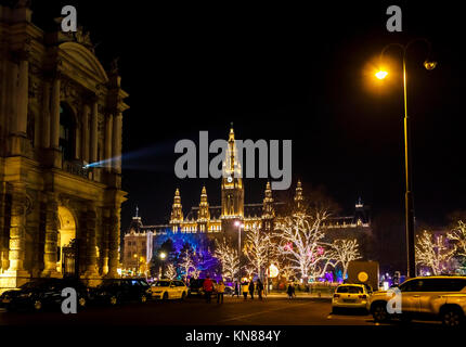 Vienne, Autriche, le 10 décembre 2017. Fêtes traditionnelles des marchés de Noël de Vienne au Burgtheater (Christkindlmarkt am Rathausplatz, Wiener Christkindlmarkt), le plus grand marché de Noël à Vienne, situé par le Neues Rathaus (Nouvel hôtel de ville) dans le quartier des musées de Vienne (Innere Stadt). Credit : Graham Prentice/Alamy Live News. Banque D'Images