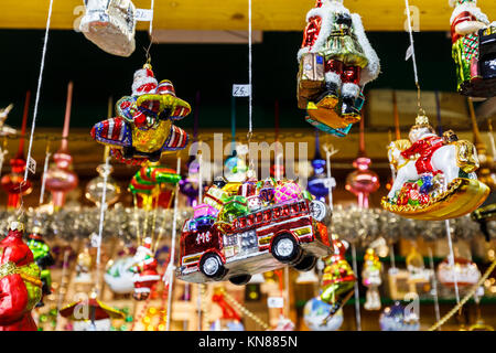 Vienne, Autriche, le 10 décembre 2017. Fêtes traditionnelles des marchés de Noël de Vienne au Burgtheater (Christkindlmarkt am Rathausplatz, Wiener Christkindlmarkt), le plus grand marché de Noël à Vienne, situé par le Neues Rathaus (Nouvel hôtel de ville) dans le quartier des musées de Vienne (Innere Stadt). Blocage de l'arbre de Noël ce vend des décorations en verre y compris ce feu rouge brillant moteur. Credit : Graham Prentice/Alamy Live News. Banque D'Images