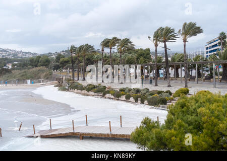 Moraira, Costa Blanca, Espagne, 11 décembre 2017. Les hautes mers et les vents forts de la tempête Ana se sont effondrés sur la plage et sur les rochers de Moraira Banque D'Images