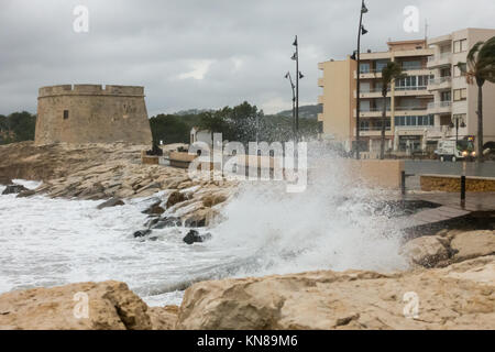 Moraira, Costa Blanca, Espagne, 11 décembre 2017. Les hautes mers et les vents forts de la tempête Ana se sont effondrés sur la plage et sur les rochers de Moraira Banque D'Images