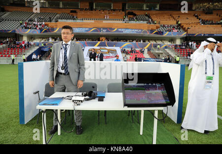 Arbitre assistant vidéo (VAR) le 9 décembre 2017 - Football/soccer FIFA Club World Cup : UAE 2017 Quart de finale entre Pachuca 1-0 Le Wydad Casablanca au Zayed Sports City Stadium, Abu Dhabi, Emirats Arabes Unis. Credit : AFLO/Alamy Live News Banque D'Images