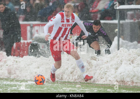 Frederik SOERENSEN (li., Sorensen, K) par rapport à Marco TERRAZZINO (FR), action, duels, Fussball 1. Bundesliga, 15. Spieltag, 1.FC Cologne (K) - SC Freiburg (FR) 3:4, am 10.12.2017 in Koeln/ Allemagne. Dans le monde d'utilisation | Banque D'Images