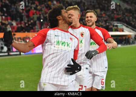 Goaljubel kollektiver um F. CAIUBY DA SILVA (Li, FC Augsburg) après 1-0 but zum avec Alfred FINNBOGASON (FC Augsburg)und Jeffrey GOUWELEEUW (Augsburg), action, jubilation, Freude, Begeisterung, Fussball 1. Bundesliga, 15. Spieltag, FC Augsburg (A)-Hertha BSC (B) 1-1, am 10.12.2017 à Augsbourg/Allemagne, WWK UN R E N A. dans le monde d'utilisation | Banque D'Images