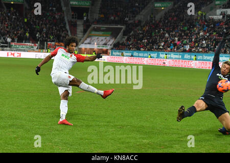 F. CAIUBY DA SILVA (Li, FC Augsburg) schiest objectif das zum 1-0 contre Alexander ESSWEIN (Hertha Berlin), action, goalschuss, Fussball 1. Bundesliga, 15. Spieltag, FC Augsburg (A)-Hertha BSC (B) 1-1, am 10.12.2017 à Augsbourg/Allemagne, WWK UN R E N A. dans le monde d'utilisation | Banque D'Images