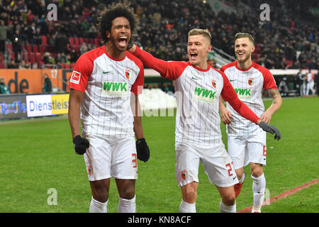 Goaljubel kollektiver um F. CAIUBY DA SILVA (Li, FC Augsburg) après 1-0 but zum avec Alfred FINNBOGASON (FC Augsburg)und Jeffrey GOUWELEEUW (Augsburg), action, jubilation, Freude, Begeisterung, Fussball 1. Bundesliga, 15. Spieltag, FC Augsburg (A)-Hertha BSC (B) 1-1, am 10.12.2017 à Augsbourg/Allemagne, WWK UN R E N A. dans le monde d'utilisation | Banque D'Images