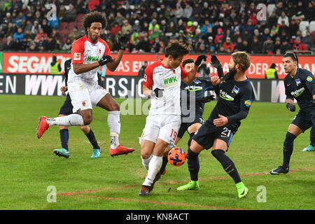 Strafraumszene-v.li:F. CAIUBY DA SILVA (FC Augsburg), Ja Cheo KOO (FC Augsburg), Mathew LECKIE (Hertha Berlin), Marvin PLATTENHARDT (Hertha Berlin), action, les duels. Fussball 1. Bundesliga, 15. Spieltag, FC Augsburg (A)-Hertha BSC (B) 1-1, am 10.12.2017 à Augsbourg/Allemagne, WWK UN R E N A. dans le monde d'utilisation | Banque D'Images