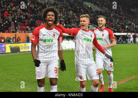 Goaljubel kollektiver um F. CAIUBY DA SILVA (Li, FC Augsburg) après 1-0 but zum avec Alfred FINNBOGASON (FC Augsburg)und Jeffrey GOUWELEEUW (Augsburg), action, jubilation, Freude, Begeisterung, Fussball 1. Bundesliga, 15. Spieltag, FC Augsburg (A)-Hertha BSC (B) 1-1, am 10.12.2017 à Augsbourg/Allemagne, WWK UN R E N A. dans le monde d'utilisation | Banque D'Images