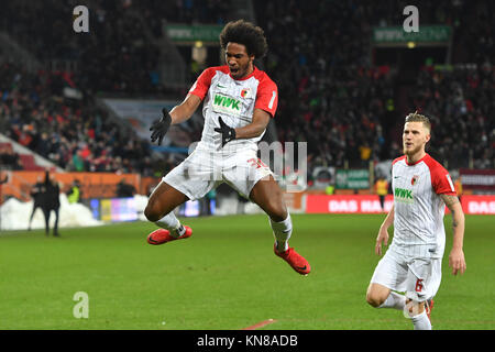 Goaljubel um F. CAIUBY DA SILVA (Li, FC Augsburg) objectif après zum 1-0 re : Jeffrey GOUWELEEUW (Augsburg), action, jubilation, Freude, Begeisterung, jubilationsprung, cintrées. Fussball 1. Bundesliga, 15. Spieltag, FC Augsburg (A)-Hertha BSC (B) 1-1, am 10.12.2017 à Augsbourg/Allemagne, WWK UN R E N A. dans le monde d'utilisation | Banque D'Images