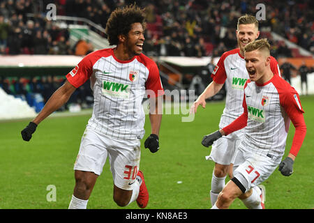 Goaljubel kollektiver um F. CAIUBY DA SILVA (FC Augsburg) après 1-0 but zum avec Alfred FINNBOGASON (FC Augsburg)re:Jeffrey GOUWELEEUW (Augsburg), action, jubilation, Freude, Begeisterung, Fussball 1. Bundesliga, 15. Spieltag, FC Augsburg (A)-Hertha BSC (B) 1-1, am 10.12.2017 à Augsbourg/Allemagne, WWK UN R E N A. dans le monde d'utilisation | Banque D'Images