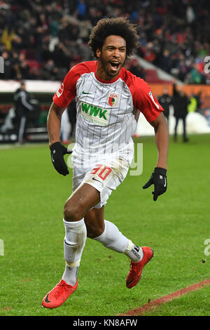 Goaljubel F. CAIUBY DA SILVA (FC Augsburg) après 1-0 but zum jubilation, Freude, Begeisterung, Einzelaktion Einzelbild Aktion,,,,, Ganzkoerperaufnahme Freisteller ganze figure. Fussball 1. Bundesliga, 15. Spieltag, FC Augsburg (A)-Hertha BSC (B) 1-1, am 10.12.2017 à Augsbourg/Allemagne, WWK UN R E N A. dans le monde d'utilisation | Banque D'Images