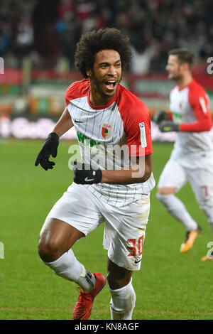 Goaljubel F. CAIUBY DA SILVA (FC Augsburg) après 1-0 but zum jubilation, Freude, Begeisterung, Einzelbild angeschnittenes, Aktion, Einzelmotiv, Halbfigur, halbe figure. Fussball 1. Bundesliga, 15. Spieltag, FC Augsburg (A)-Hertha BSC (B) 1-1, am 10.12.2017 à Augsbourg/Allemagne, WWK UN R E N A. dans le monde d'utilisation | Banque D'Images