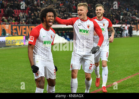 Goaljubel kollektiver um F. CAIUBY DA SILVA (FC Augsburg) après 1-0 but zum avec Alfred FINNBOGASON (FC Augsburg)re:Jeffrey GOUWELEEUW (Augsburg), action, jubilation, Freude, Begeisterung, Fussball 1. Bundesliga, 15. Spieltag, FC Augsburg (A)-Hertha BSC (B) 1-1, am 10.12.2017 à Augsbourg/Allemagne, WWK UN R E N A. dans le monde d'utilisation | Banque D'Images