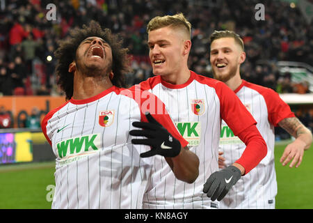 Goaljubel kollektiver um F. CAIUBY DA SILVA (FC Augsburg) après 1-0 but zum avec Alfred FINNBOGASON (FC Augsburg)re:Jeffrey GOUWELEEUW (Augsburg), action, jubilation, Freude, Begeisterung, Fussball 1. Bundesliga, 15. Spieltag, FC Augsburg (A)-Hertha BSC (B) 1-1, am 10.12.2017 à Augsbourg/Allemagne, WWK UN R E N A. dans le monde d'utilisation | Banque D'Images