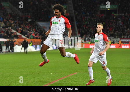 Goaljubel um F. CAIUBY DA SILVA (Li, FC Augsburg) objectif après zum 1-0 re : Jeffrey GOUWELEEUW (Augsburg), action, jubilation, Freude, Begeisterung, jubilationsprung, cintrées. Fussball 1. Bundesliga, 15. Spieltag, FC Augsburg (A)-Hertha BSC (B) 1-1, am 10.12.2017 à Augsbourg/Allemagne, WWK UN R E N A. dans le monde d'utilisation | Banque D'Images