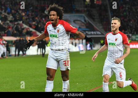 Goaljubel F. CAIUBY DA SILVA (Li, FC Augsburg) objectif après zum 1-0 re : Jeffrey GOUWELEEUW (Augsburg), action, jubilation, Freude, Begeisterung, jubilationsprung, cintrées. Fussball 1. Bundesliga, 15. Spieltag, FC Augsburg (A)-Hertha BSC (B) 1-1, am 10.12.2017 à Augsbourg/Allemagne, WWK UN R E N A. dans le monde d'utilisation | Banque D'Images