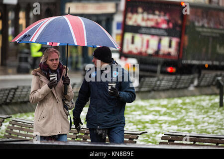 Windsor, Royaume-Uni. Dec 11, 2017. Les touristes arrivent bien équipés pour braver les fortes pluies d'une visite au château de Windsor. Credit : Mark Kerrison/Alamy Live News Banque D'Images