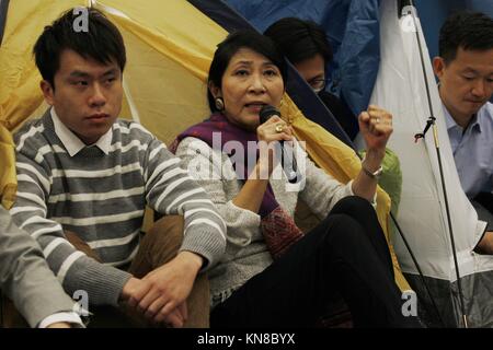 Hong Kong, Chine. Dec 11, 2017. Claudia Mo ( C ) Hong Kong législateur et le disque ligne activiste politique Beijing mener la protestation devant LEGICO bâtiment. La démocratie pan-LEGICO les législateurs commencent à l'extérieur du camping pour protester contre les gouvernements de Hong Kong tentent de modifier les règles de procédures à LEGICO qui pourrait ouvrir la voie à la mise en œuvre de l'article controversé 23. 11-déc.2017 Hong Kong.ZUMA/Liau Chung Ren : Crédit Liau Chung Ren/ZUMA/Alamy Fil Live News Banque D'Images