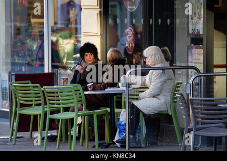 Dundee, Royaume-Uni. 11 Décembre, 2017. Météo France : Arctic blast apporte la glace à travers Tayside. Bien que la plupart de la Grande-Bretagne a eu des tempêtes de neige, Dundee est frappé par le grand gel avec des températures très inférieures à 0°C (-2°C). Trois femmes enveloppé chaud de l'extérieur par temps froid le café Costa profitant des boissons chaudes. Crédits : Dundee Photographics/Alamy Live News Banque D'Images