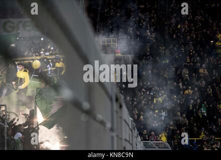 Dortmund, Allemagne. 09Th Dec 2017. bengalisches Feuer im Fanblock von Bremen, Fussball 1. Bundesliga, 15. Spieltag, Borussia Dortmund (NE) - Werder Brême (HB) 1:2, am 09.12.2017 in Dortmund/Allemagne. Dans le monde d'utilisation |Crédit : afp/Alamy Live News Banque D'Images