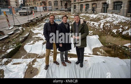 Tjars Anjes, présidente du groupe parlementaire Alliance 90/Les Verts parti dans la ville de Hambourg le parlement (l-r), Rainer-Maria Weiss, Directeur de l'Helms Museum, et Andreas Dressel, président du groupe parlementaire du Parti Social-démocrate de la ville de Hambourg, le Parlement se tiennent sur un site de fouilles prévues pour des découvertes archéologiques dans le quartier Nikolai à Hambourg, Allemagne, 11 décembre 2017. Le Sénat rouge-vert sur les plans permettant aux fouilles dans la vieille ville de Hambourg après le constat de sondes. Les chercheurs espèrent trouver des aperçus sur l'histoire de Hambourg. Photo : Axel Heimken/dpa Banque D'Images