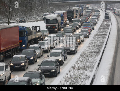 Muelheim, Allemagne. Dec 11, 2017. Les voitures et les camions sont pris dans un embouteillage sur l'autoroute A40 en Muelheim, Allemagne, 11 décembre 2017. En raison d'une humidité de surface gelée et une fine couche de neige, le trafic sur les autoroutes en Rhénanie du Nord-Westphalie est bloqué par un bourrage de jusqu'à 20 kilomètres. Credit : Roland Weihrauch/dpa/Alamy Live News Banque D'Images