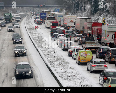 Muelheim, Allemagne. Dec 11, 2017. Les voitures et les camions sont pris dans un embouteillage sur l'autoroute A40 en Muelheim, Allemagne, 11 décembre 2017. En raison d'une humidité de surface gelée et une fine couche de neige, le trafic sur les autoroutes en Rhénanie du Nord-Westphalie est bloqué par un bourrage de jusqu'à 20 kilomètres. Credit : Roland Weihrauch/dpa/Alamy Live News Banque D'Images