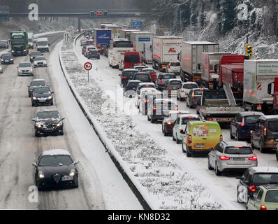 Muelheim, Allemagne. Dec 11, 2017. Les voitures et les camions sont pris dans un embouteillage sur l'autoroute A40 en Muelheim, Allemagne, 11 décembre 2017. En raison d'une humidité de surface gelée et une fine couche de neige, le trafic sur les autoroutes en Rhénanie du Nord-Westphalie est bloqué par un bourrage de jusqu'à 20 kilomètres. Credit : Roland Weihrauch/dpa/Alamy Live News Banque D'Images