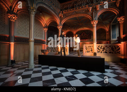 Stuttgart, Allemagne. Dec 11, 2017. Mercedesz Csampai comme Esmeralda et Maximilian Mann comme capitaine Phoebus de chanter lors d'un aperçu de la presse dans l'église du château de l'ancien château de Stuttgart, Allemagne, 11 décembre 2017. La comédie musicale "Le Bossu de Notre-Dame' créations à l'Apollo Theatre, le 18 décembre 2017. Credit : Marijan Murat/dpa/Alamy Live News Banque D'Images