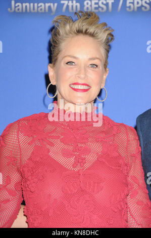 Los Angeles, Californie, USA. Dec 11, 2017. L'actrice Sharon Stone à la 75e annonce des nominations aux Golden Globe qui a eu lieu au Beverly Hilton Hotel, Los Angeles, CA. Crédit : Paul Fenton/ZUMA/Alamy Fil Live News Banque D'Images