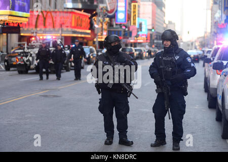 New York, USA. 11 Décembre, 2017. En dehors de l'application de la loi le Port Authority Bus Terminal après que les rapports d'une explosion le 11 décembre 2017 à New York. Crédit : Erik Pendzich/Alamy Live News Banque D'Images