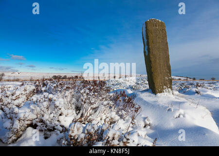 Beeley Moor, Derbyshire, Royaume-Uni 11 décembre 2017. Une couche de neige et des températures de gel créer une scène d'hiver dans le sombre paysage de Peak District sur Beeley Moor. Ci-dessus, est un ancien guide pierre stoop marquant l'anciens chemins à travers les landes à Sheffield et de Chesterfield. Credit : Mark Richardson/Alamy Live News Banque D'Images