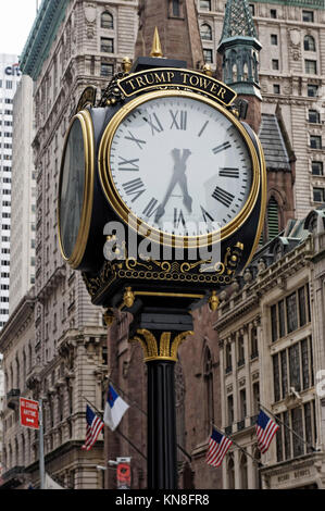 Trump Tower Clock, 56 th Street, Manhattan, New York Banque D'Images