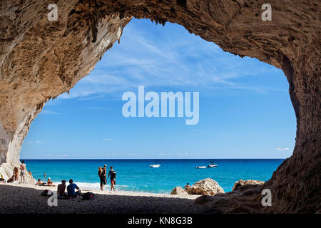 Caverne à la côte de Cala di Luna beach, Sardaigne, Italie Banque D'Images